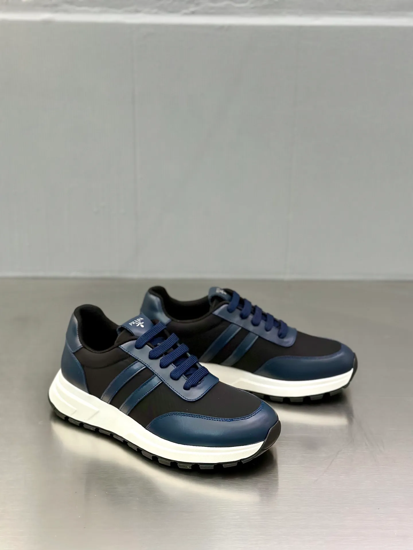💰740 Prada/Prada men's new mesh stitching sneakers. This sneaker presents a modern version, reinterpreting the brand's archive style with clean lines and smooth details. The shoes are made of calf leather and technical fabric, with a triangular metal logo on the outside, bright TPU decoration on the heel, and a longer and padded inner heel design for a more comfortable fit. The tongue is decorated with a silk-screen logo, and is paired with a hollow rubber sole on the heel. The full cowhide lining comes standard with logo cowhide foot pads, making the upper foot taller, more comfortable, and versatile! Comes with full original packaging! Size: 39-40-41-42-43-44 standard leather shoe size (45 can be customized and does not support returns)